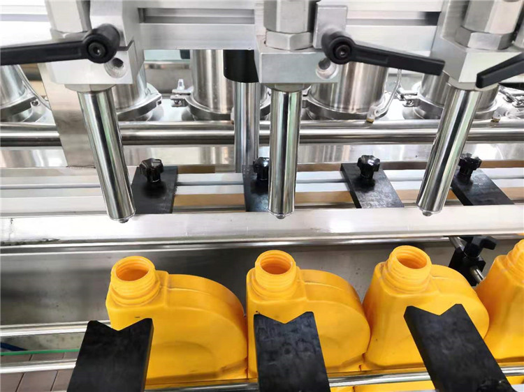 潤滑油灌裝機(jī).jpg 潤滑油灌裝機(jī).jpg